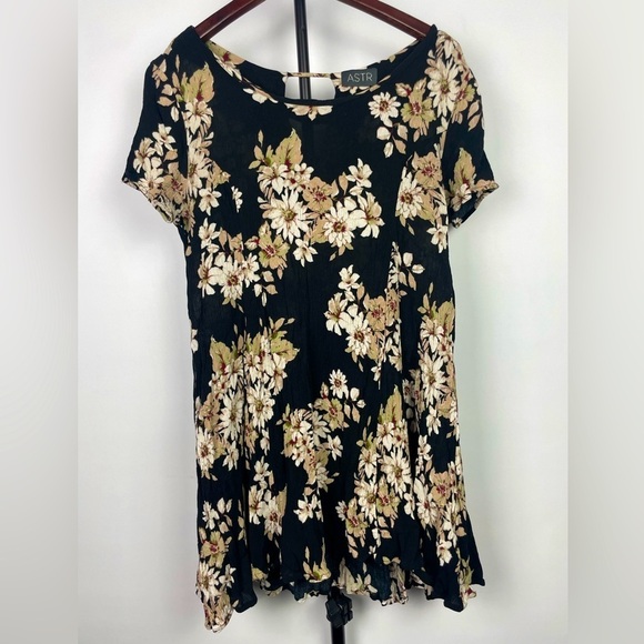 ASTR The Label Black Floral Flowy Short Sleeve Crinkle Mini Summer Dress - Picture 1 of 7